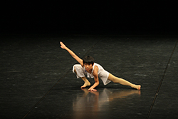 「水平線をじっとみつめる」