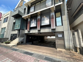 路面電車側スタジオ隣ビル駐車場